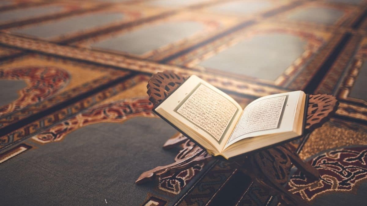 ما هي الآية التي تقرأ من الجهتين؟ (إعجاز لغوي قرآني)